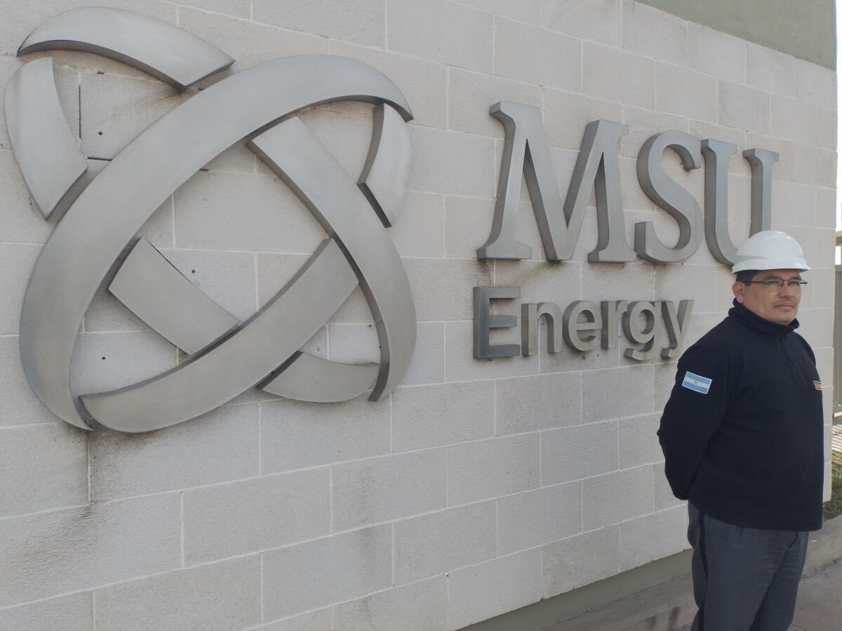 Guardia de seguridad vigilando entrada de un predio de la compania MSU Energy