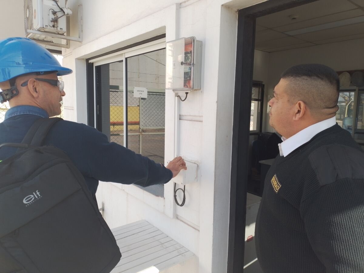 Obrero hablando con guardia de seguridad en la garita de seguridad