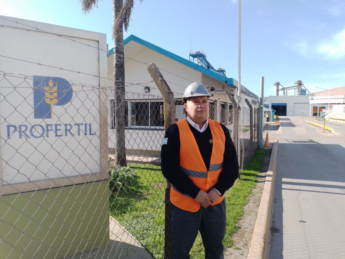 Guardia de seguridad vigilando entrada de un predio de la compania Profertil