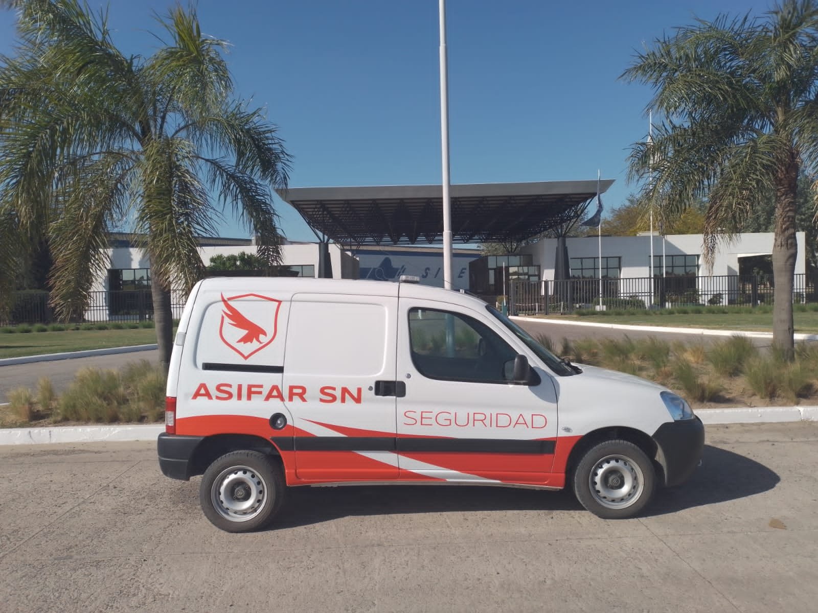 Auto rojo con un logo de la empresa ASIFAR SN